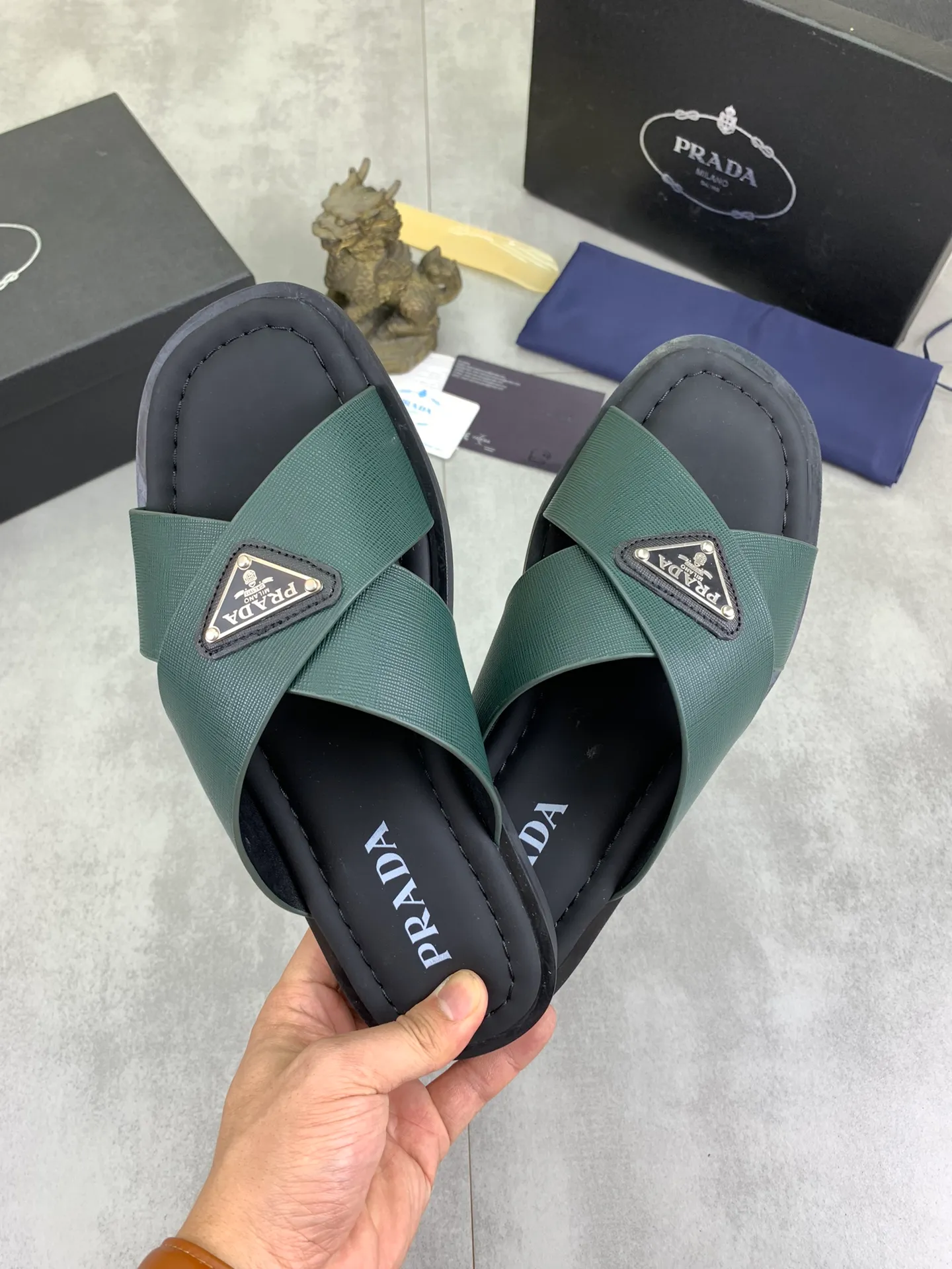 Men's shoes 💰P300💰【New style】🎁🎁🎁 PRADA Prada's new casual slippers, original official website 1:1, perfect workmanship, transmitting a kind of noble luxury, sublimating its definition of luxury in Prada's high-end extraordinary craftsmanship. Original combination outsole, code number: 38-44 (45 customized) 4️⃣colors🉑️ to choose from